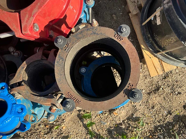 Lot gietijzeren koppelingen, kranen, afsluiters (300x) - afbeelding 34 van  36