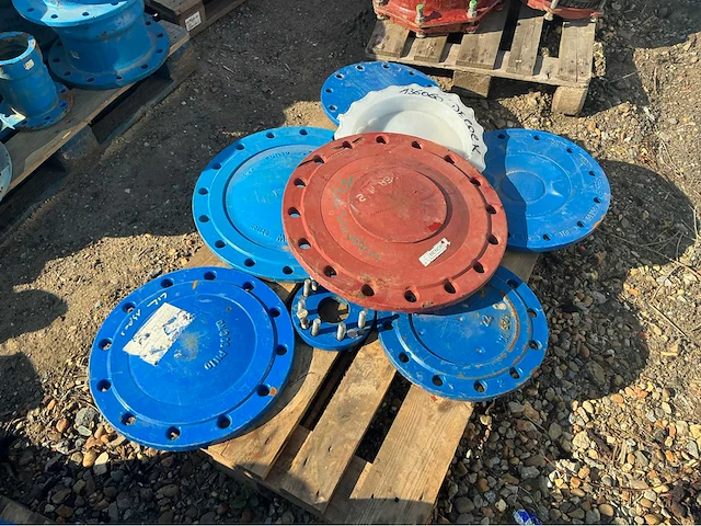 Lot gietijzeren koppelingen, kranen, afsluiters (300x) - afbeelding 35 van  36