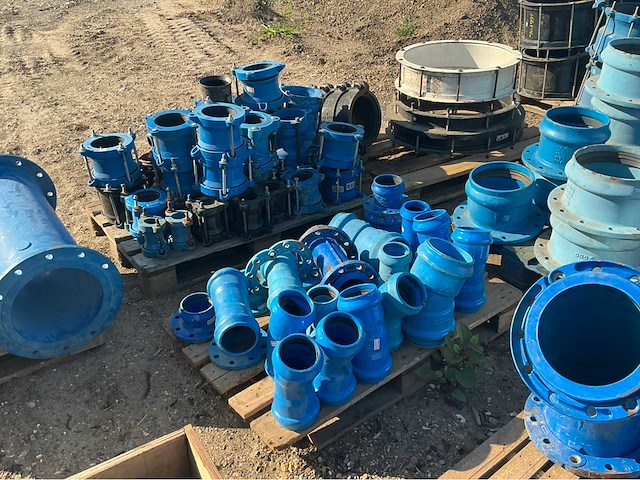 Lot gietijzeren koppelingen, kranen, afsluiters (300x) - afbeelding 3 van  36