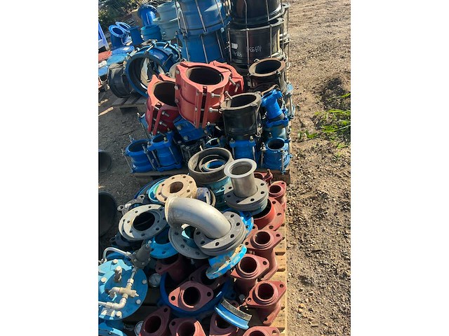 Lot gietijzeren koppelingen, kranen, afsluiters (300x) - afbeelding 5 van  36