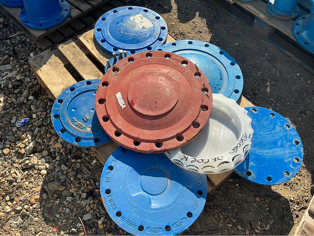 Lot gietijzeren koppelingen, kranen, afsluiters (300x) - afbeelding 6 van  36