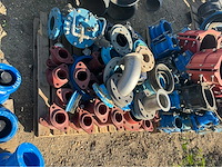 Lot gietijzeren koppelingen, kranen, afsluiters (300x) - afbeelding 8 van  36