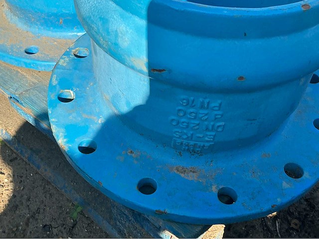 Lot gietijzeren koppelingen, kranen, afsluiters (300x) - afbeelding 11 van  36