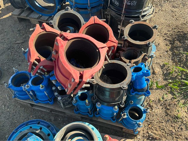 Lot gietijzeren koppelingen, kranen, afsluiters (300x) - afbeelding 1 van  36