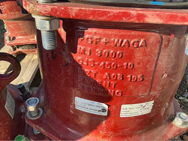 Lot gietijzeren koppelingen, kranen, afsluiters (300x) - afbeelding 14 van  36