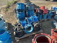 Lot gietijzeren koppelingen, kranen, afsluiters (300x) - afbeelding 15 van  36