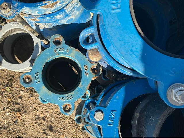 Lot gietijzeren koppelingen, kranen, afsluiters (300x) - afbeelding 19 van  36