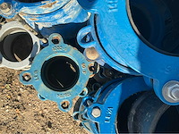 Lot gietijzeren koppelingen, kranen, afsluiters (300x) - afbeelding 19 van  36