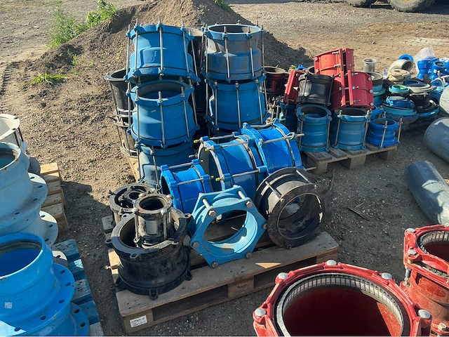 Lot gietijzeren koppelingen, kranen, afsluiters (300x) - afbeelding 21 van  36