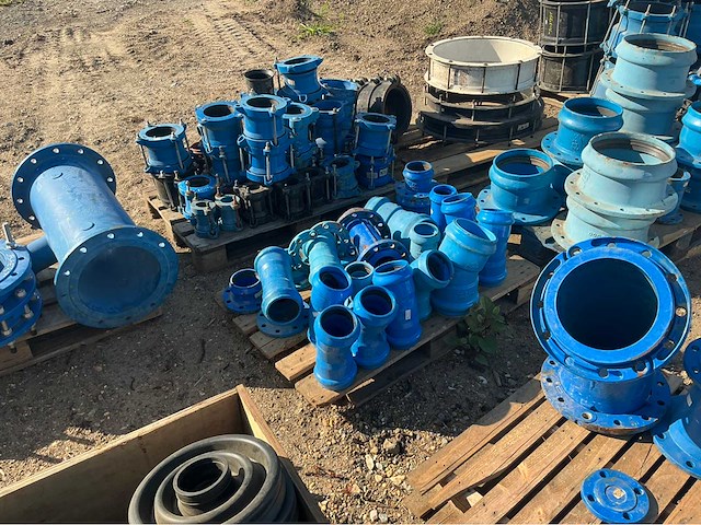 Lot gietijzeren koppelingen, kranen, afsluiters (300x) - afbeelding 12 van  36