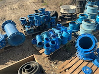 Lot gietijzeren koppelingen, kranen, afsluiters (300x) - afbeelding 12 van  36