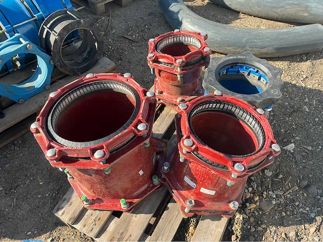 Lot gietijzeren koppelingen, kranen, afsluiters (300x) - afbeelding 27 van  36