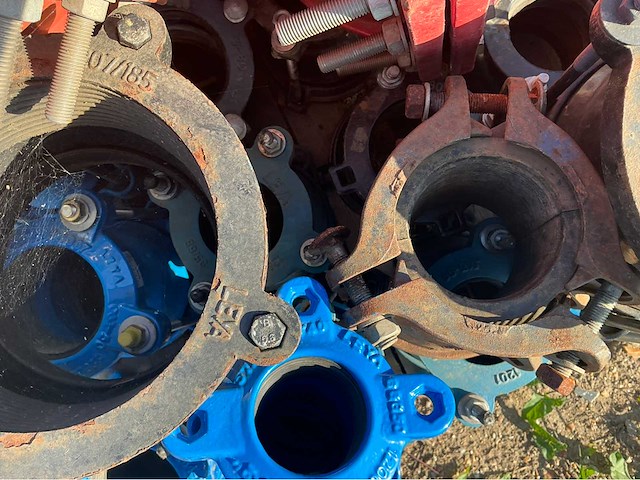 Lot gietijzeren koppelingen, kranen, afsluiters (300x) - afbeelding 30 van  36