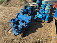 Lot gietijzeren koppelingen, kranen, afsluiters (300x) - afbeelding 31 van  36