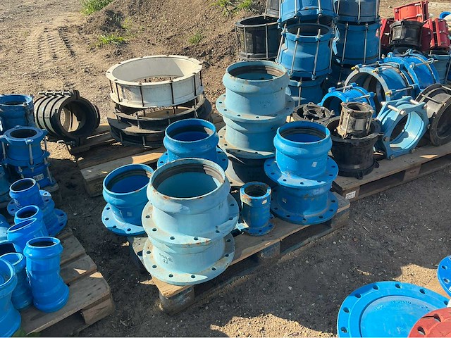 Lot gietijzeren koppelingen, kranen, afsluiters (300x) - afbeelding 32 van  36