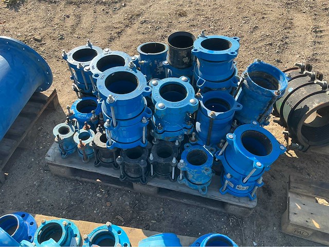 Lot gietijzeren koppelingen, kranen, afsluiters (300x) - afbeelding 33 van  36