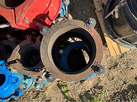 Lot gietijzeren koppelingen, kranen, afsluiters (300x) - afbeelding 34 van  36