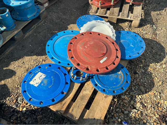 Lot gietijzeren koppelingen, kranen, afsluiters (300x) - afbeelding 35 van  36