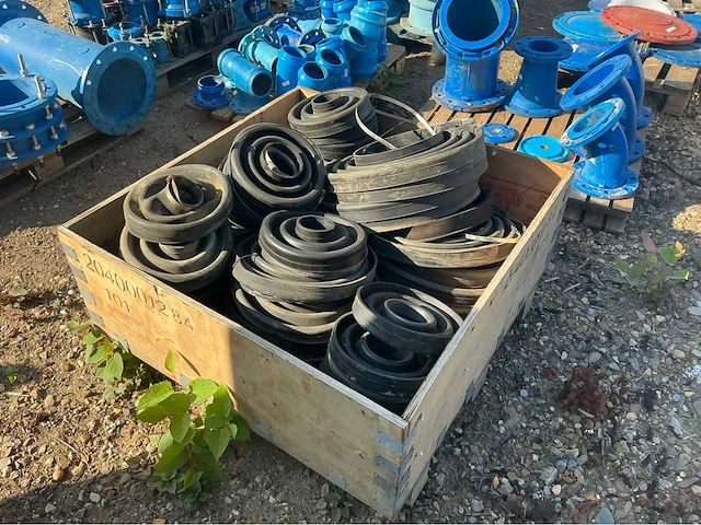 Lot gietijzeren koppelingen, kranen, afsluiters koppeling (300x) - afbeelding 24 van  36