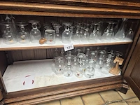 Lot glaswerk in de kast - afbeelding 1 van  3