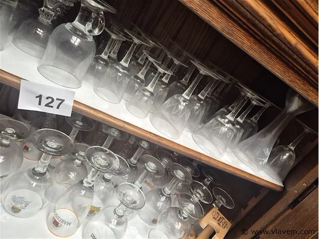 Lot glaswerk in de kast - afbeelding 3 van  3