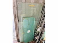 Lot glazen platen en stenen platen. - afbeelding 1 van  17