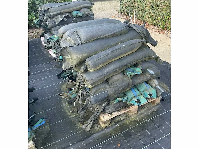Lot grindslurven gevuld met kiezel overige teeltmateriaal; (80x) - afbeelding 1 van  2