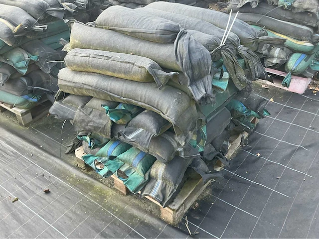 Lot grindslurven gevuld met kiezel overige teeltmateriaal; (80x) - afbeelding 1 van  2