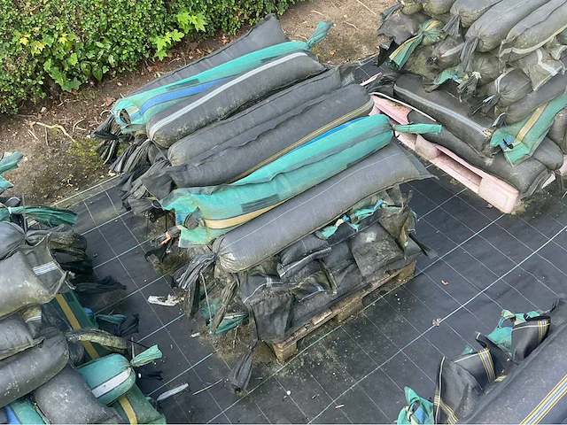 Lot grindslurven gevuld met kiezel overige teeltmateriaal; (80x) - afbeelding 2 van  2