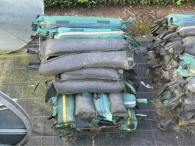 Lot grindslurven gevuld met kiezel overige teeltmateriaal; (80x) - afbeelding 1 van  2
