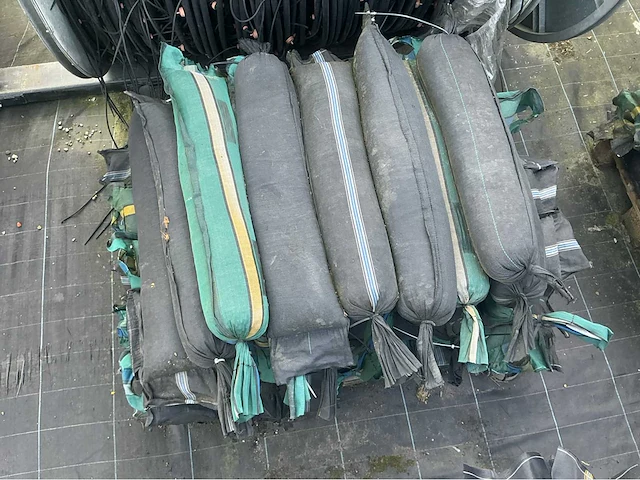 Lot grindslurven gevuld met kiezel overige teeltmateriaal; (80x) - afbeelding 2 van  2