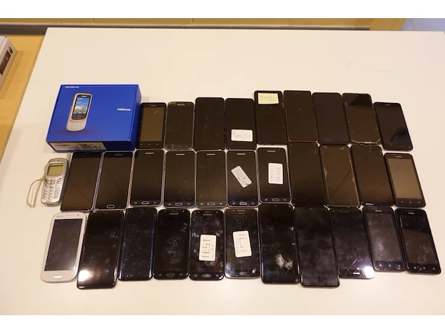 Lot gsm's - afbeelding 1 van  8