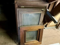 Lot houten ramen, vliegenraam en aluminium ramen. - afbeelding 2 van  9