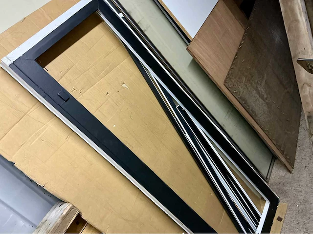 Lot houten ramen, vliegenraam en aluminium ramen. - afbeelding 9 van  9