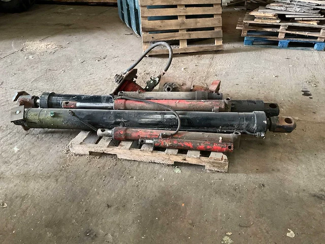Lot hydraulische pistons - afbeelding 1 van  9
