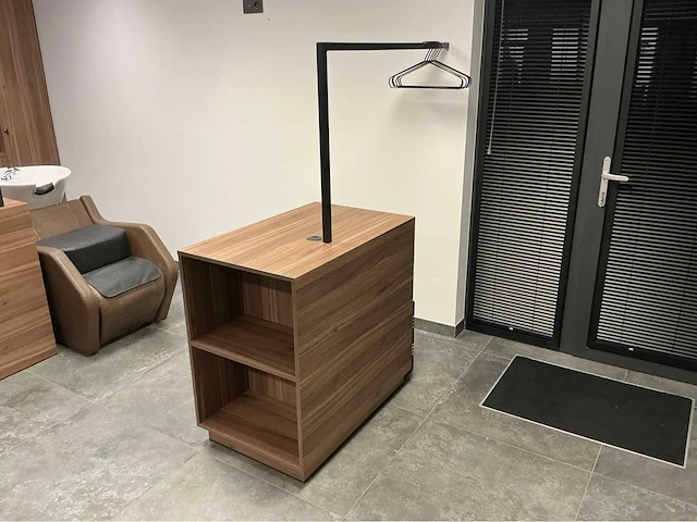 Lot inrichting kapperszaak meubilair kapsalon - afbeelding 13 van  23