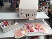 Lot juweeltjes + tafelnappen +….met huisje - afbeelding 1 van  3