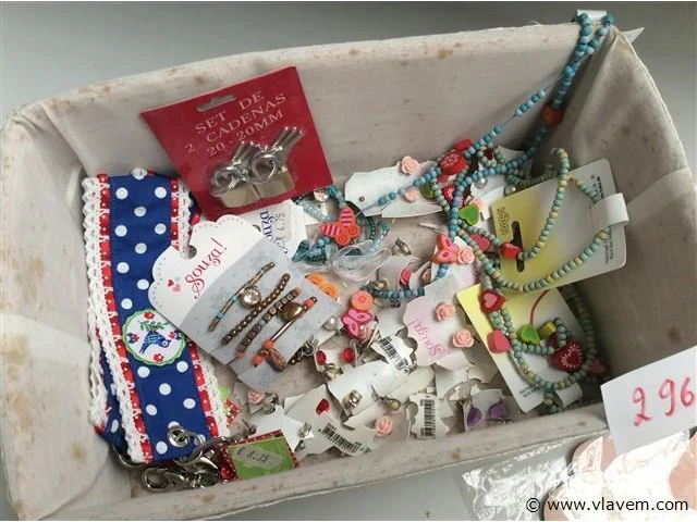 Lot juweeltjes + tafelnappen +….met huisje - afbeelding 2 van  3