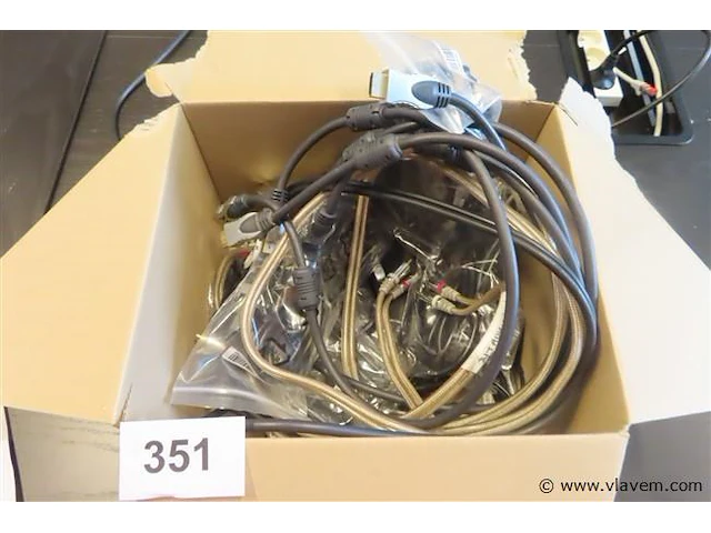 Lot kabels onder andere hdmi enz… - afbeelding 1 van  3