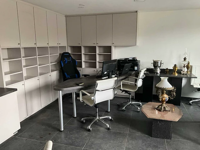 Lot kantoormeubels + toebehoren - afbeelding 1 van  42