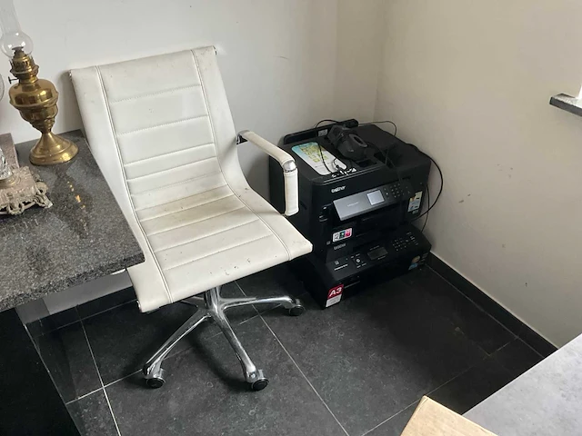 Lot kantoormeubels + toebehoren - afbeelding 4 van  42