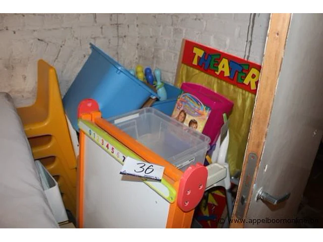 Lot kinderspeelgoed, stoeltjes, scrhijfbord - afbeelding 1 van  1