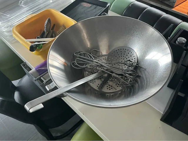 Lot klein materiaal, fritpot, foliehouder overige restaurantinrichting - afbeelding 1 van  6