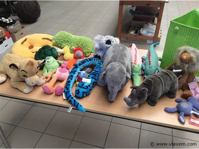 Lot knuffels in bak - afbeelding 1 van  4