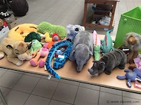 Lot knuffels in bak - afbeelding 1 van  4