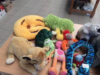Lot knuffels in bak - afbeelding 2 van  4