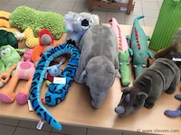 Lot knuffels in bak - afbeelding 3 van  4