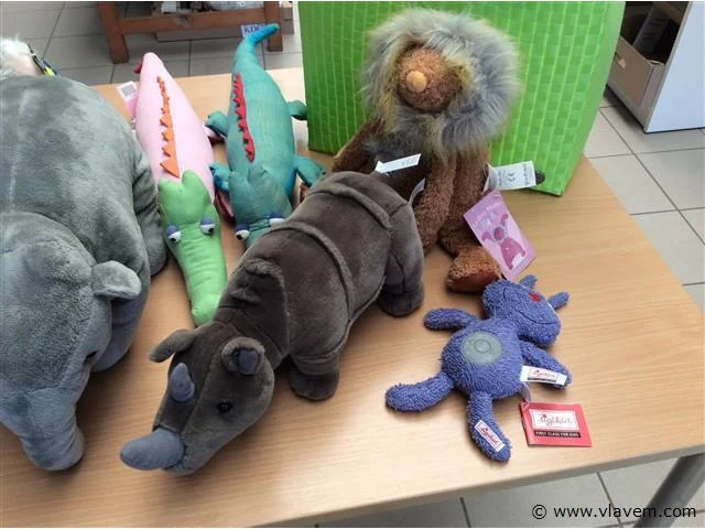 Lot knuffels in bak - afbeelding 4 van  4