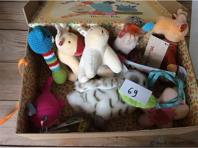 Lot knuffels in doos - afbeelding 1 van  3