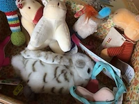 Lot knuffels in doos - afbeelding 2 van  3
